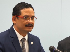 El presidente de la UPR, Uroyoán Walker Ramos, desmintió los recortes hoy, en conferencia de prensa. (David Cordero Mercado / Diálogo)