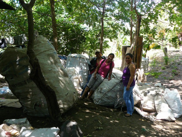Vecinas de la comunidad de Balgüe, en el municipio de Altagracia, mientras colaboran en la recolección y clasificación de desechos donados a la Asociación de Mujeres Recicladoras de Altagracia, en la isla de Ometepe, en Nicaragua. (Karin Paladino/IPS)