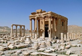 La destrucción del templo Baal Shamin, de 2.000 años de antigüedad, en Palmira, Siria, es un ejemplo más de cómo el grupo armado autodenominado Estado Islámico (EI) utiliza las armas convencionales para imponerse. Crédito: Bernard Gagnon / CC BY-SA 3.0