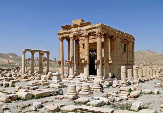 La destrucción del templo Baal Shamin, de 2.000 años de antigüedad, en Palmira, Siria, es un ejemplo más de cómo el grupo armado autodenominado Estado Islámico (EI) utiliza las armas convencionales para imponerse. Crédito: Bernard Gagnon / CC BY-SA 3.0
