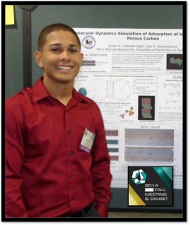El estudiante Jordan Caraballo Vega presentando los resultados de su investigación en el  Materials Research Society Meeting en Boston en diciembre de 2015.