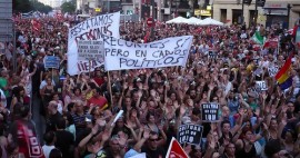 Manifestación en Madrid contra recortes de presupuesto, en julio de 2012. Uno de cada tres euros que el gobierno de España gastó en 2013 se destinó al pago de los intereses de la deuda pública. Crédito: Alberto Pradilla/IPS