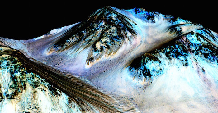 Delgadas rayas negras fluyen cuesta abajo en Marte, en lo que la NASA ha identificado como un flujo de agua de temporada en suelo marciano. (NASA/JPL-Caltech/Univ. of Arizona)