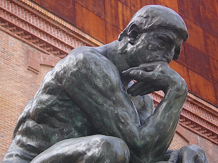 “Un estudiante preguntó cuál debe ser la misión de un escritor. […] Ahora se me ocurre que puedo variar su pregunta: ¿cómo debe ser la inmersión de un escritor en sus deberes?”. Arriba, la escultura El pensador, del francés Auguste Rodin. (Suministrada)