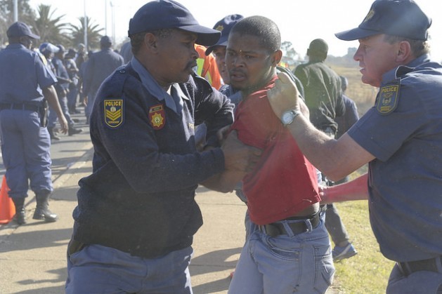 La acción policial frente a las protestas populares es cada vez más cuestionada en Sudáfrica. Crédito: Thapelo Lekgowa/IPS