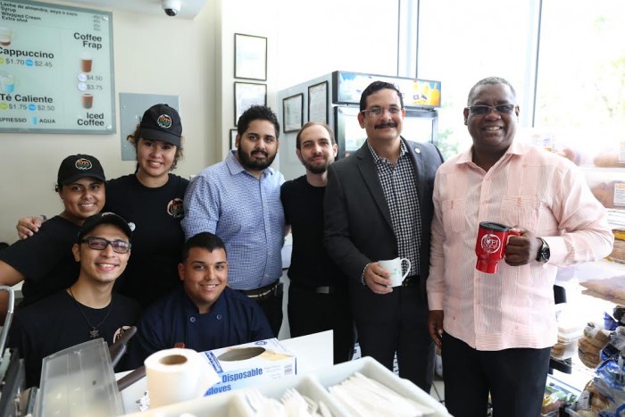Estudiantes y empleados de IUPICoop Café junto a (extrema derecha) presidente de la UPR, el doctor Uroyoán Walker Ramos y el rector del Recinto de Río Piedras, doctor Carlos E. Severino Valdez. (Suministrada)