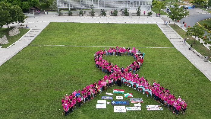 Estudiantes y comunidad universidaria de la UPR en Cayey recrean lazo rosado en honor a los sobrevivientes de cáncer de seno y a quienes todavía batallan contra la enfermedad. (Suministrada)
