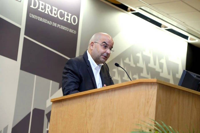El escritor Eduardo Lalo durante su intervención como orador principal en la Ceremonia de Investidura del Volumen LXXXV de la Revista Jurídica de la Escuela de Derecho de la UPR. (Facebook)