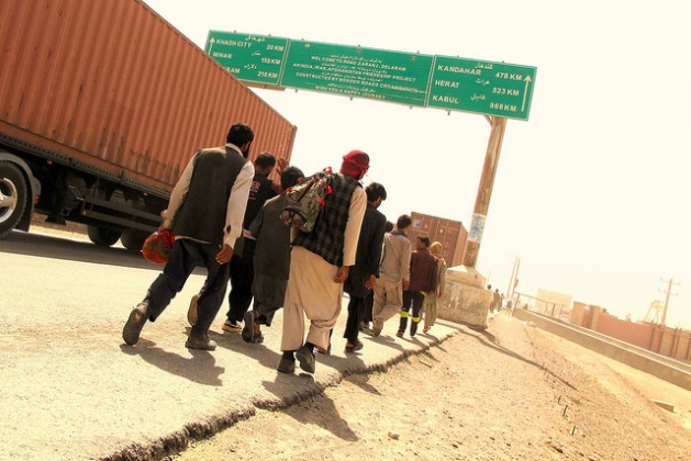 Migrantes afganos vuelven a casa tras ser deportados de Irán. Crédito: Karlos Zurutuza/IPS