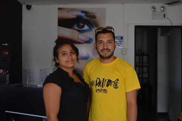 Los hermanos Ángel y Guadalupe Villalobos son dos jóvenes de Costa Rica que crearon una microempresa de comercialización de frutas en San José para autoemplearse. Crédito: Diego Arguedas Ortiz/IPS