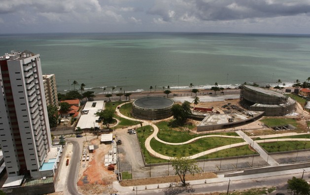 La elevación del nivel del mar puede anegar varias zonas de Recife, en el extremo nororiental de Brasil, sobre el océano Atlántico, al igual que en otras localidades costeras de América Latina. Crédito: Alejandro Arigón/IPS