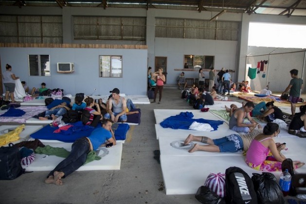 Un grupo de cubanos y cubanas espera en un albergue instalado por las autoridades de Costa Rica en la localidad fronteriza de La Cruz, en la noroccidental provincia de Guanacaste, en Costa Rica. Crédito: Comisión Nacional de Prevención de Riesgos y Atención de Emergencias
