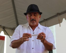 Roberto Silva Gómez es el nuevo trovador nacional. (Deborah A. Rodríguez / Diálogo UPR)