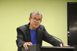 Rafael Aragunde presenta su nuevo libro. (Glorimar Velázquez/ Diálogo)