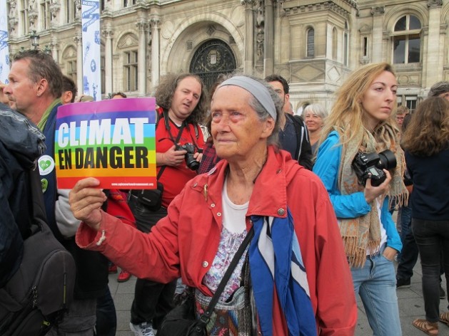 “Clima en peligro”, advierte el cartel de esta manifestante en la Marcha del Pueblo por el Clima, realizada en París, el 21 de septiembre de 2014. Crédito: A.D. McKenzie/IPS
