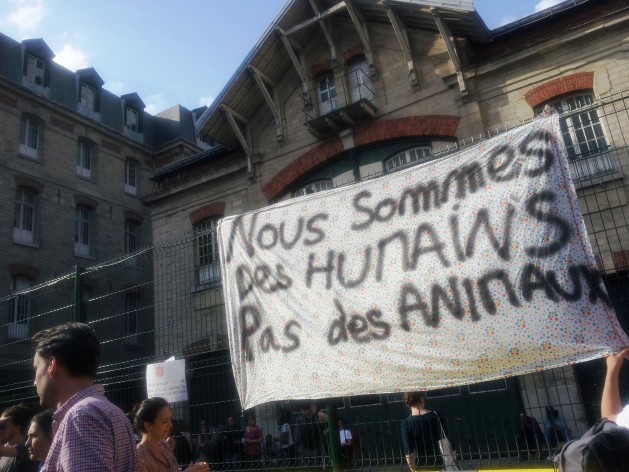 “Somos seres humanos, no animales”, recuerda el cartel de migrantes que protestan por su situación en Francia. (Suministrada / Amnistía Internacional Francia)