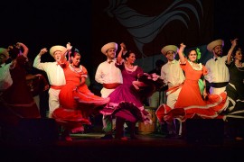 Ballet Folklórico Gíbaro en el Festival Navideño de la UPR-RP. (Ricardo Alcaraz)