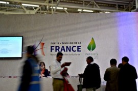 La COP21, organizada y presidida por Francia, se ha movido a paso veloz ante la presión del gobierno anfitrión, con el objetivo de acordar un tratado climático universal, el llamado Acuerdo de París. Crédito: Diego Arguedas Ortiz / IPS