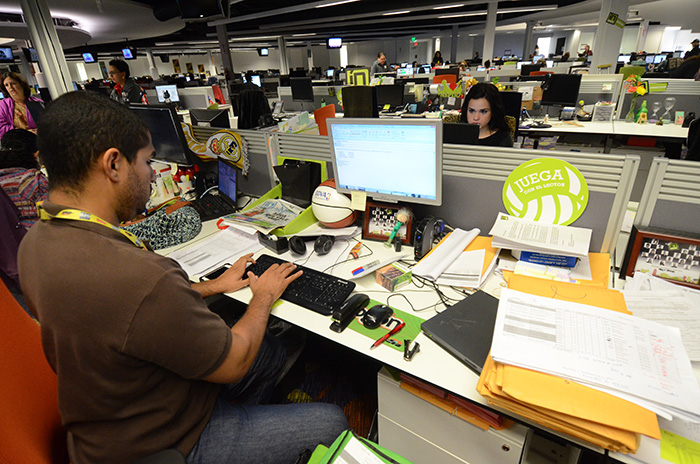 Periodistas en la redacción de GFR Media. (Ricardo Alcaraz/ Diálogo)