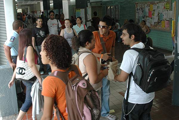 Estudiantes en Universidad de Puerto Rico Recinto de Río Piedras. (Ricardo Alcaraz)