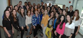 Grupo de 42 estudiantes de dotorales de la Escuela de Farmacia, junto a la doctora Nelly Conte. (Suministrada)