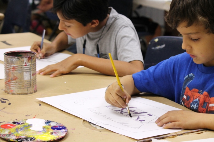Niños que forman parte de los talleres de arte del Museo de Arte de Puerto Rico confeccionaron dibujos para el programa La Mochila Alegre del Banco de Alimentos. (Michelle Estades)