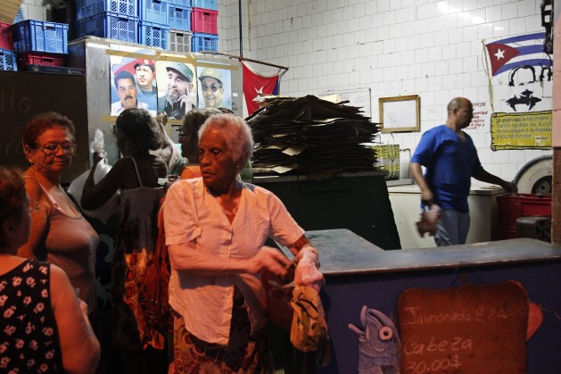 Un grupo de mujeres aguardan su turno para comprar los alimentos que se venden de manera racionada a la población en un establecimiento estatal en La Habana, Cuba, el 21 de noviembre 2015. Crédito: Jorge Luis Baños/IPS.