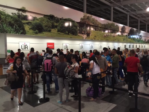 Migrantes cubanos que salieron del aeropuerto Daniel Oduber, en el norte de Costa Rica, mientras se registraban para el vuelo de prueba, que abre una salida para la crisis iniciada en noviembre de 2014. Crédito: Ministerio de Relaciones Exteriores de Costa Rica.