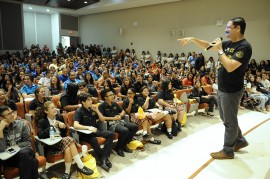 El presidente de la Universidad de Puerto Rico, Uroyoán R. Walker Ramos, compartiendo con estudiantes de escuela superior. (Suministrada)