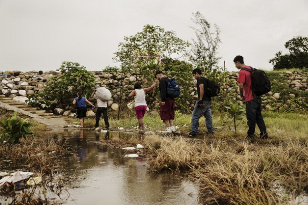 Un grupo de migrantes centroamericanos camina por un sendero en el sureño estado de Chiapas, en la frontera con Guatemala, en el inicio de su periplo por territorio de México en su travesía hacia Estados Unidos. Crédito; Cortesía de Médicos Sin Fronteras México