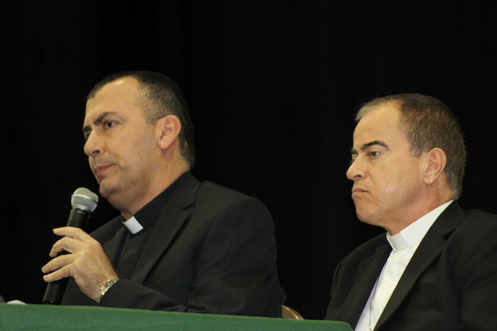 El monseñor Amel Nona se dirige al público acompañado por el arzobispo de San Juan, Roberto González Nieves. (Cristian Arroyo / Diálogo)
