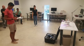 Estudiantes de la UPR en Aguadilla  prueban un “drone”. (Suministrada)