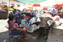 Las filtraciones en las redes hidráulicas urbanas, como este en el mercado Pequeño Haití, en Santo Domingo, provocaron pérdidas de agua durante la larga sequía en República Dominicana. (Dionny Matos / IPS)