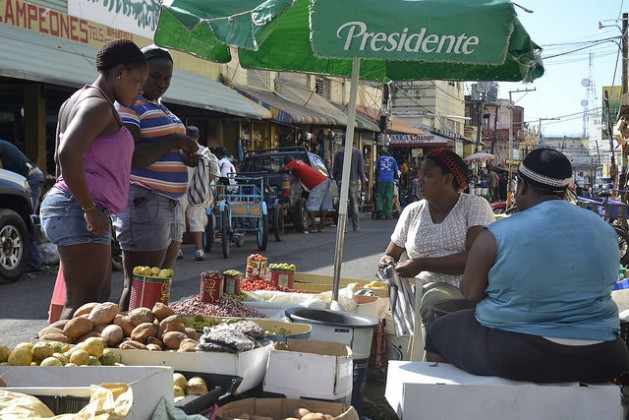 Dos vendedoras de frutas, granos y vegetales en el mercado callejero de Pequeño Haití, en Santo Domingo, la capital de República Dominicana. Ellas permitieron ser fotografiadas, pero prefirieron no hablar sobre su situación. El miedo forma parte de la vida de las inmigrantes haitianas en el país. Crédito: Dionny Matos/IPS