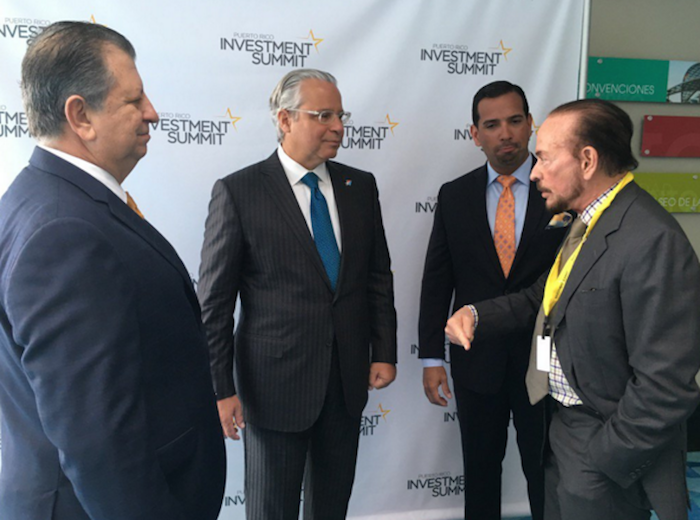 Saludo entre Alberto Bacó y Miguel Ferrer en el Puerto Rico Investment Summit. | Foto: Joel Cintrón Arbasetti