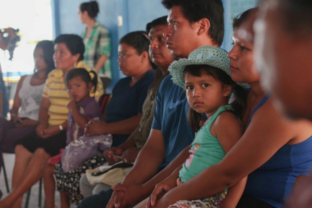 Indígenas bribri reunidos en 2015 con la viceministra Ana Gabriel Zuñiga, de Costa Rica, por la violencia que soportan por la invasión de sus tierras. (Suministrado)