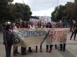 Un grupo de mujeres se apresta a ingresar al hemiciclo de la Cámara de Diputados para presenciar la sesión en la que se aprobó el proyecto de ley que despenaliza el aborto en tres causales, el 17 de marzo de 2016 en la ciudad de Valparaíso, sede del parlamento bicameral de Chile, a 45 kilómetros de Santiago. (Fátima Castro/IPS)