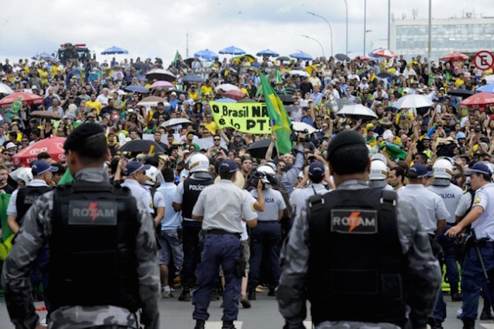 Manifestantes protestan este jueves 17, contra el nombramiento del expresidente Luiz Inácio Lula da Silva como superministro por la mandataria Dilma Rousseff, a las afueras del Palacio de Planalto, sede del gobierno en Brasilia. (Edilson Rodrigues/Agência Senado)