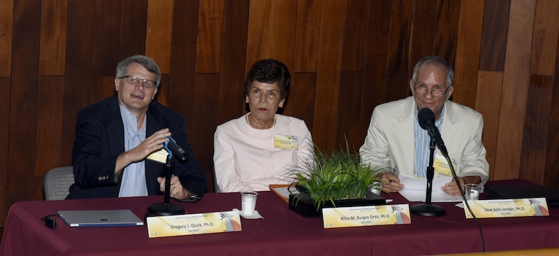 De izquierda a derecha, el doctor Gregory Quirk, la doctora Nilsa Burgos y el doctor  José Solís.