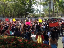 Estudiantes de la UPR se manifiestan en Hacienda. (Glorimar Velázquez /Diálogo)