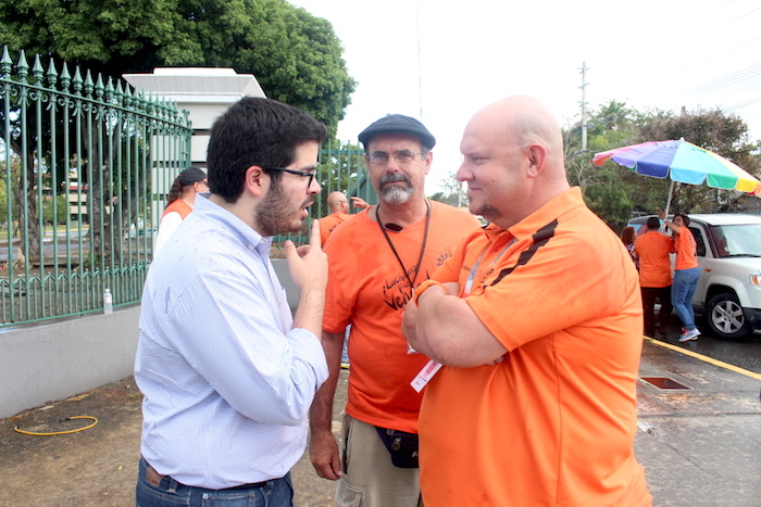 Guillermo Guasp (izquierda) conversa con miembros de la Hermandad. (Adriana De Jesús Salamán)