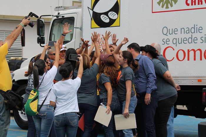 Miembros del Banco de Alimentos de Puerto Rico listos para repartir comida en Orocovis. (Michelle Estades/ Diálogo)