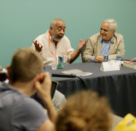 Leonardo Padura (izquierda) visitó el taller “Periodismo que cuenta” de Juan Cruz (derecha). (Suministrada)