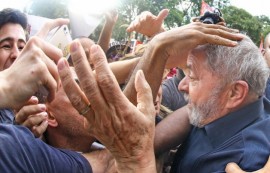 El expresidente Luiz Inácio Lula da Silva, a la derecha, vuelve a su residencia cerca de São Paulo, en medio del apoyo de sus seguidores, tras ser detenido para ser interrogado durante tres horas, por su presunta vinculación con el mayor escándalo de corrupción de la historia de Brasil. Crédito: Ricardo Stuckert/ Instituto Lula