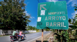 Letrero en la autopista Nagua Samaná, principal vía de Arroyo Barril. (Foto por Gary Gutiérrez)