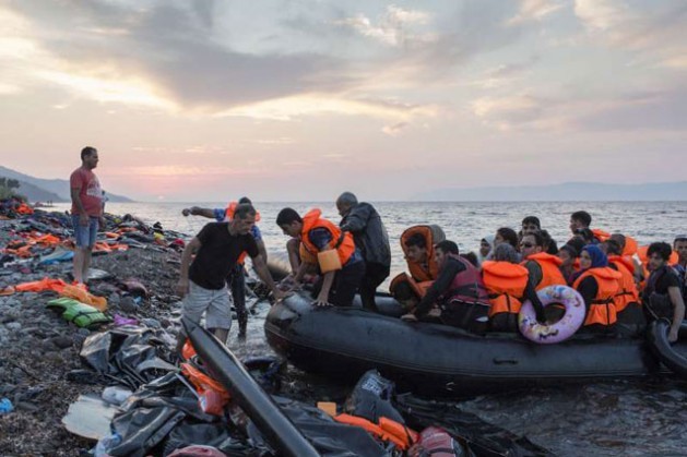 Miles de refugiados se lanzan a diario a una peligrosa travesía para tratar de lograr una vida mejor en Europa; 2015 fue uno de los peores en décadas por el número de personas en esa situación. Crédito: I.Pritchett/Acnur.