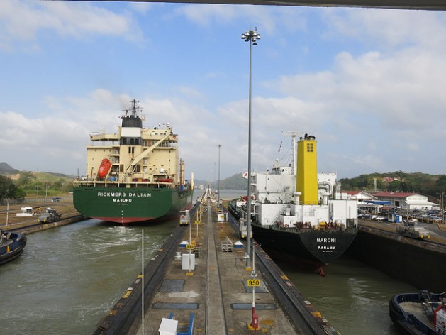 Dos barcos pasan por las esclusas de Miraflores en la parte del océano Pacífico, las más altas del antiguo sistema del Canal de Panamá, en operación desde 2014. La elevación de los barcos en este tramo alcanza los 16,5 metros y el pasaje por el área dura unos 40 minutos. Crédito: Iralís Fragiel/IPS