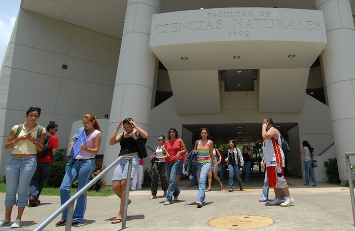 Estudiantes en la entrada a la facultad de Ciencias Naturales/agosto 2007