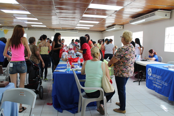 Feria de salud en Barceloneta organizada por estudiantes de enfermería de la UPR Arecibo. (Michelle Estades/ Diálogo)