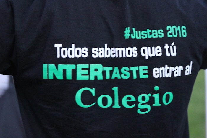 Camisas de los colegiales en las Justas 2016. (David Pérez/ Diálogo)